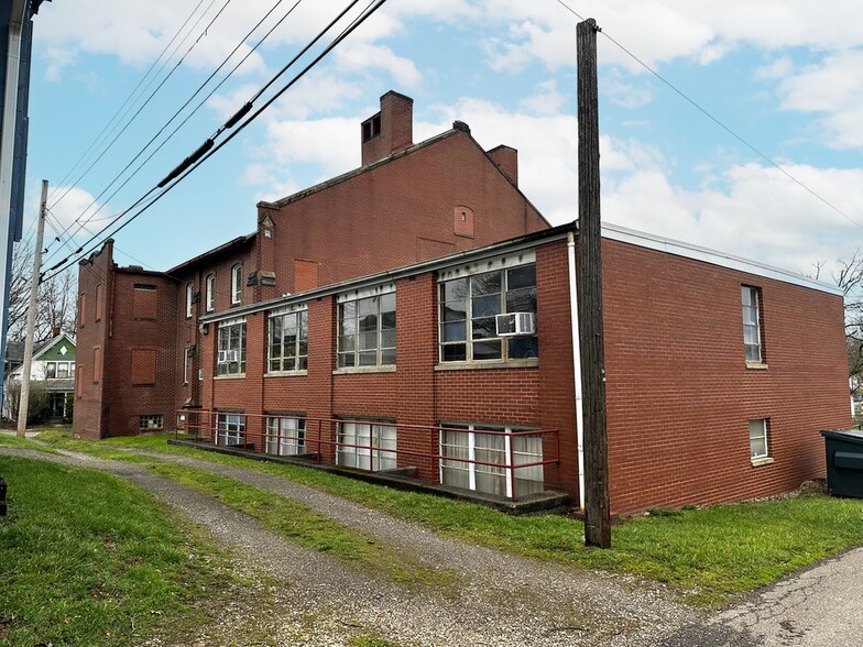 715 S Arch Ave, Alliance, OH à vendre - Photo du bâtiment - Image 2 de 5
