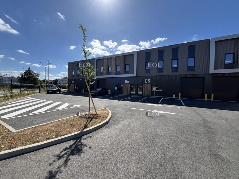 Flex in Les Mureaux for lease - Building Photo - Image 3 of 9