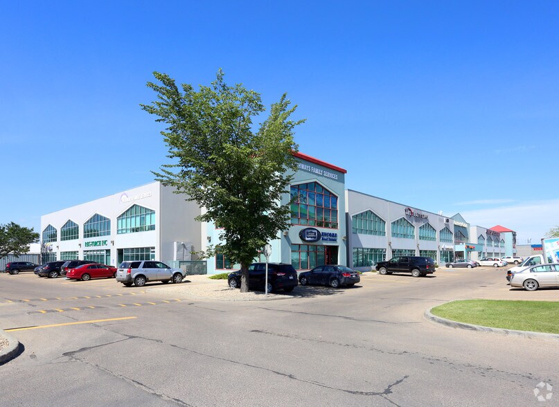 6734-6768 75 St NW, Edmonton, AB à louer - Photo du bâtiment - Image 2 de 8