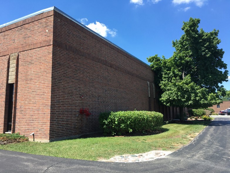 711-731 W Racquet Club Dr, Addison, IL à louer - Photo du bâtiment - Image 2 de 2