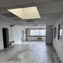 Industrial in Morangis for lease Building Photo- Image 1 of 1