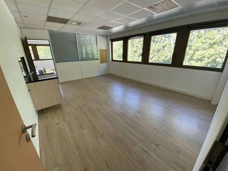 Bureau dans Avignon à louer - Photo du bâtiment - Image 2 de 10