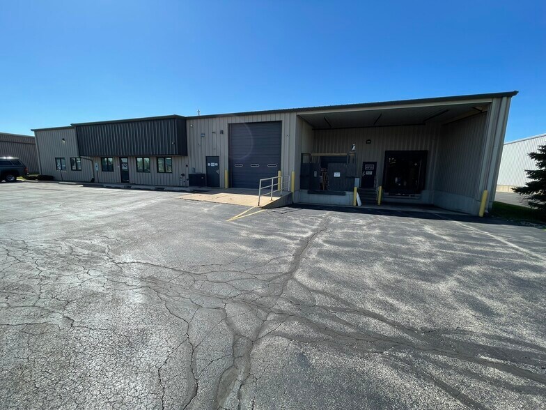 11131 Kiley Dr, Huntley, IL à louer - Photo du bâtiment - Image 3 de 12