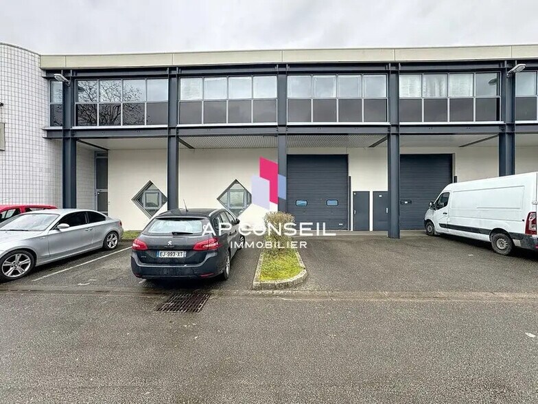 Flex dans Élancourt à louer - Photo du bâtiment - Image 1 de 12