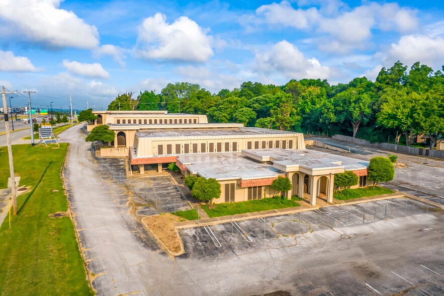 2705-2745 E Skelly Dr, Tulsa, OK for sale - Building Photo - Image 2 of 11