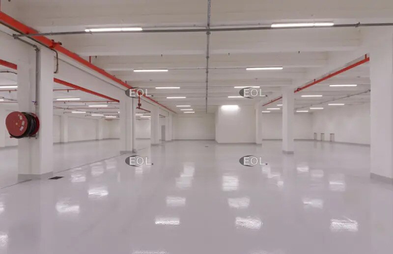 Flex in Paris for lease - Interior Photo - Image 3 of 12