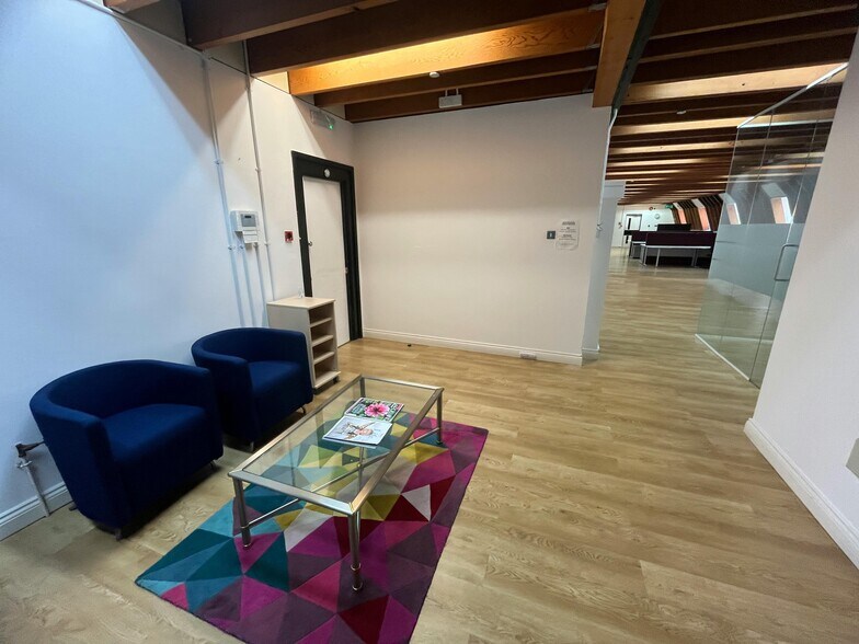 34 Market Sq, Aylesbury à louer - Photo du bâtiment - Image 2 de 13