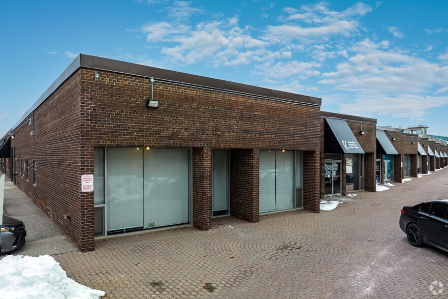 220-260 Lesmill Rd, Toronto, ON for lease - Primary Photo - Image 1 of 5