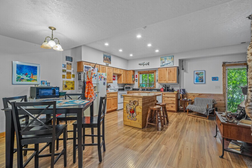 302 Berger St, Riggins, ID à vendre - Photo du bâtiment - Image 2 de 48