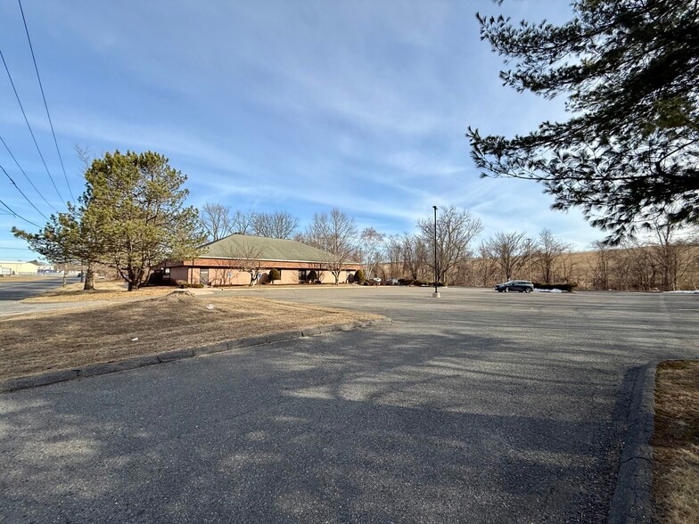 221 Industry Ave, Springfield, MA à louer - Photo du bâtiment - Image 3 de 24