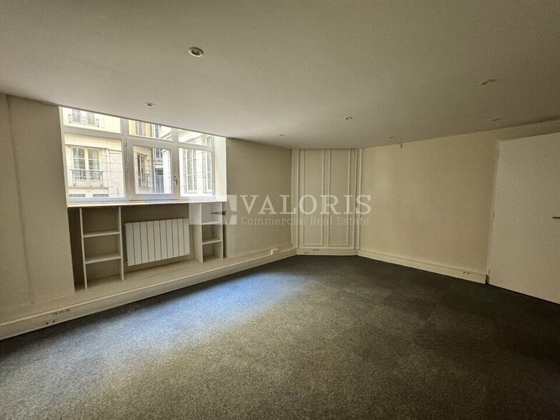 Office in Lyon for lease - Interior Photo - Image 2 of 6