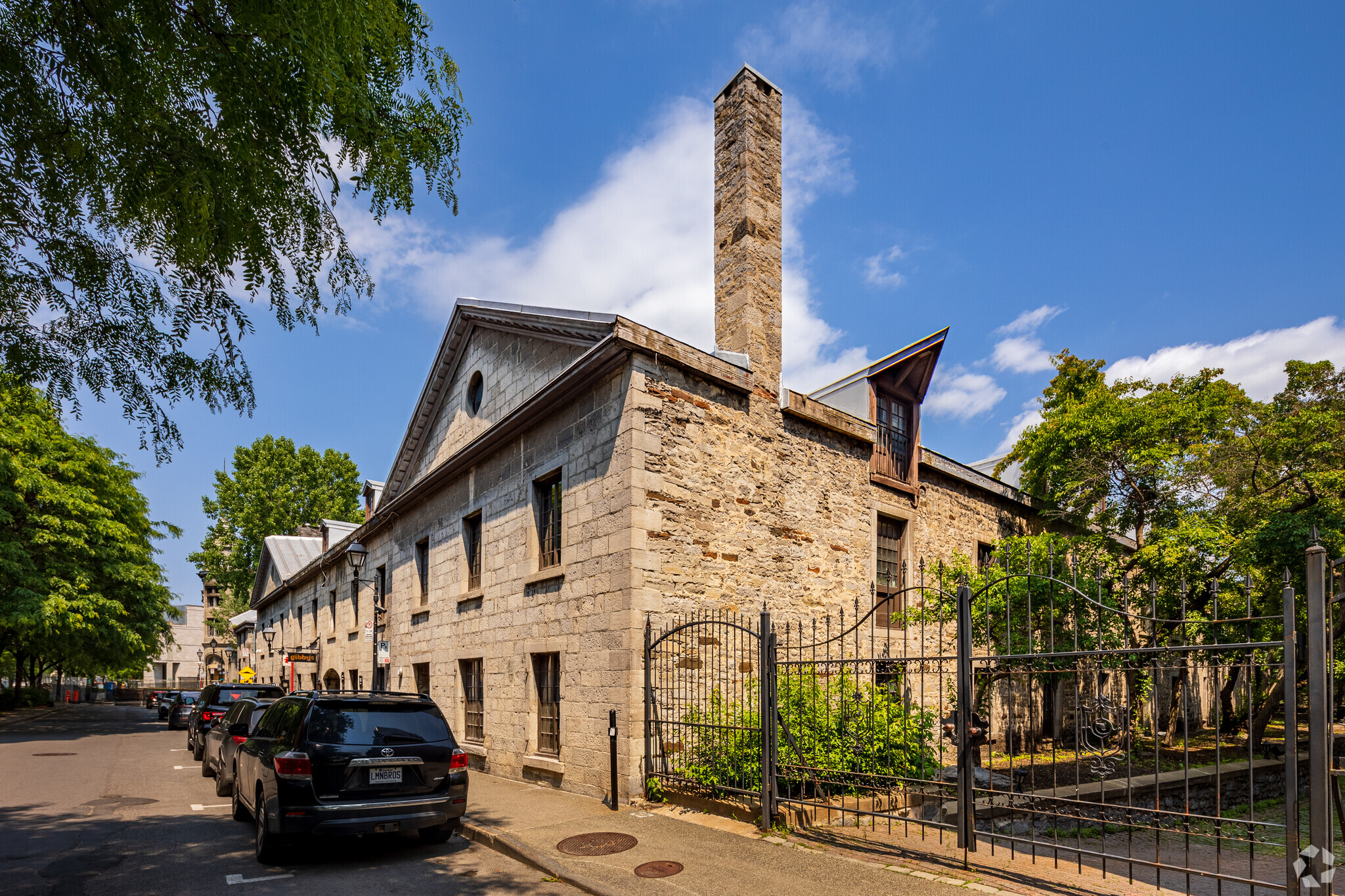 300 Pl D'youville, Montréal, QC for lease Building Photo- Image 1 of 12