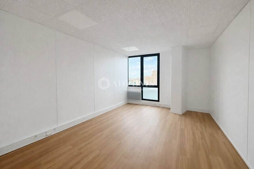 Office in Arcueil for lease - Interior Photo - Image 3 of 5