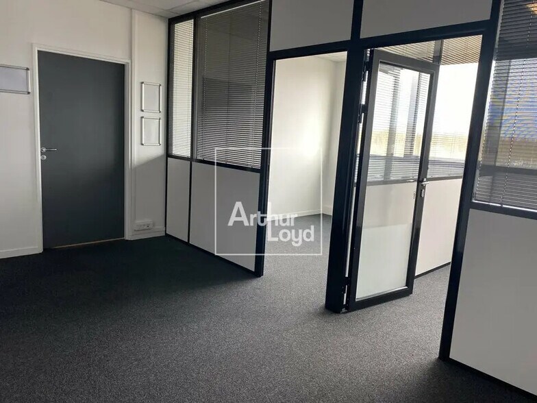 Office in Lieusaint for lease - Interior Photo - Image 2 of 4