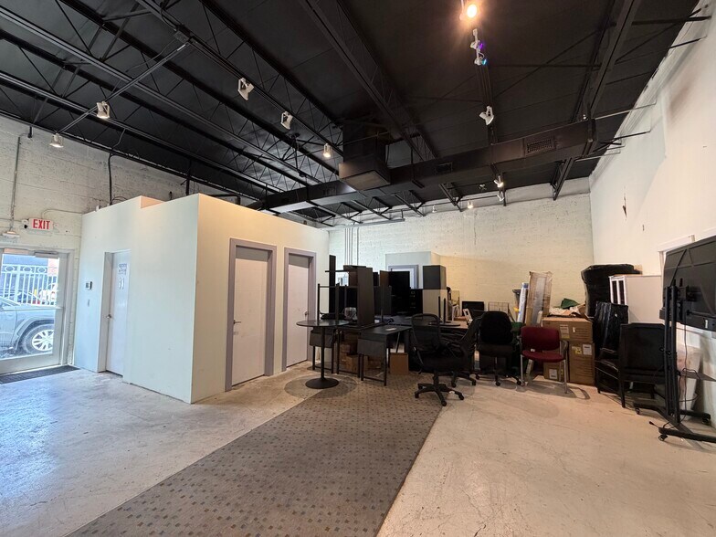 3241-3249 NW 38th St, Miami, FL à vendre - Photo du bâtiment - Image 2 de 14