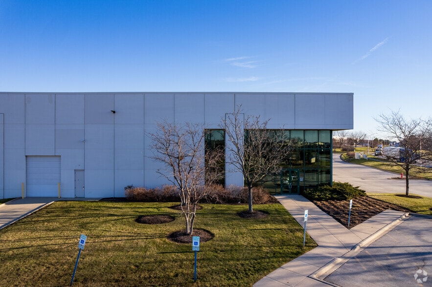 340 W Crossroads Pky, Bolingbrook, IL for lease - Building Photo - Image 3 of 9
