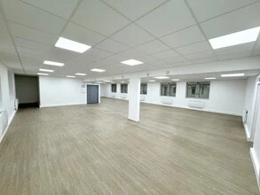 7 Rue Jean Mermoz, Versailles for lease Interior Photo- Image 2 of 4