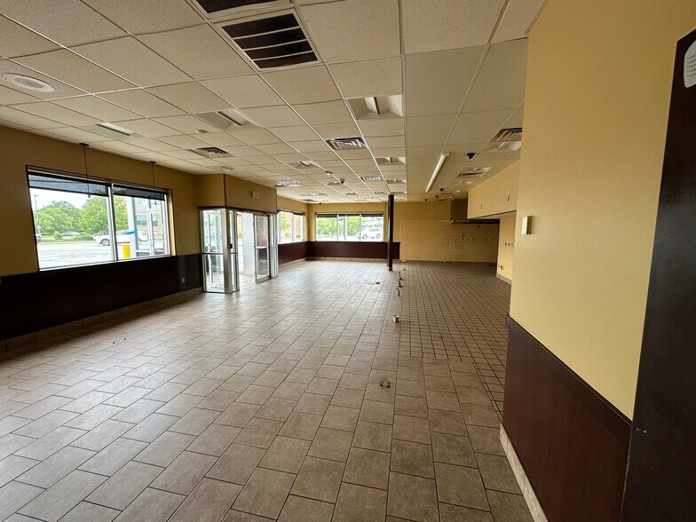 1584 Warwick Ave, Warwick, RI à vendre - Photo intérieure - Image 3 de 5