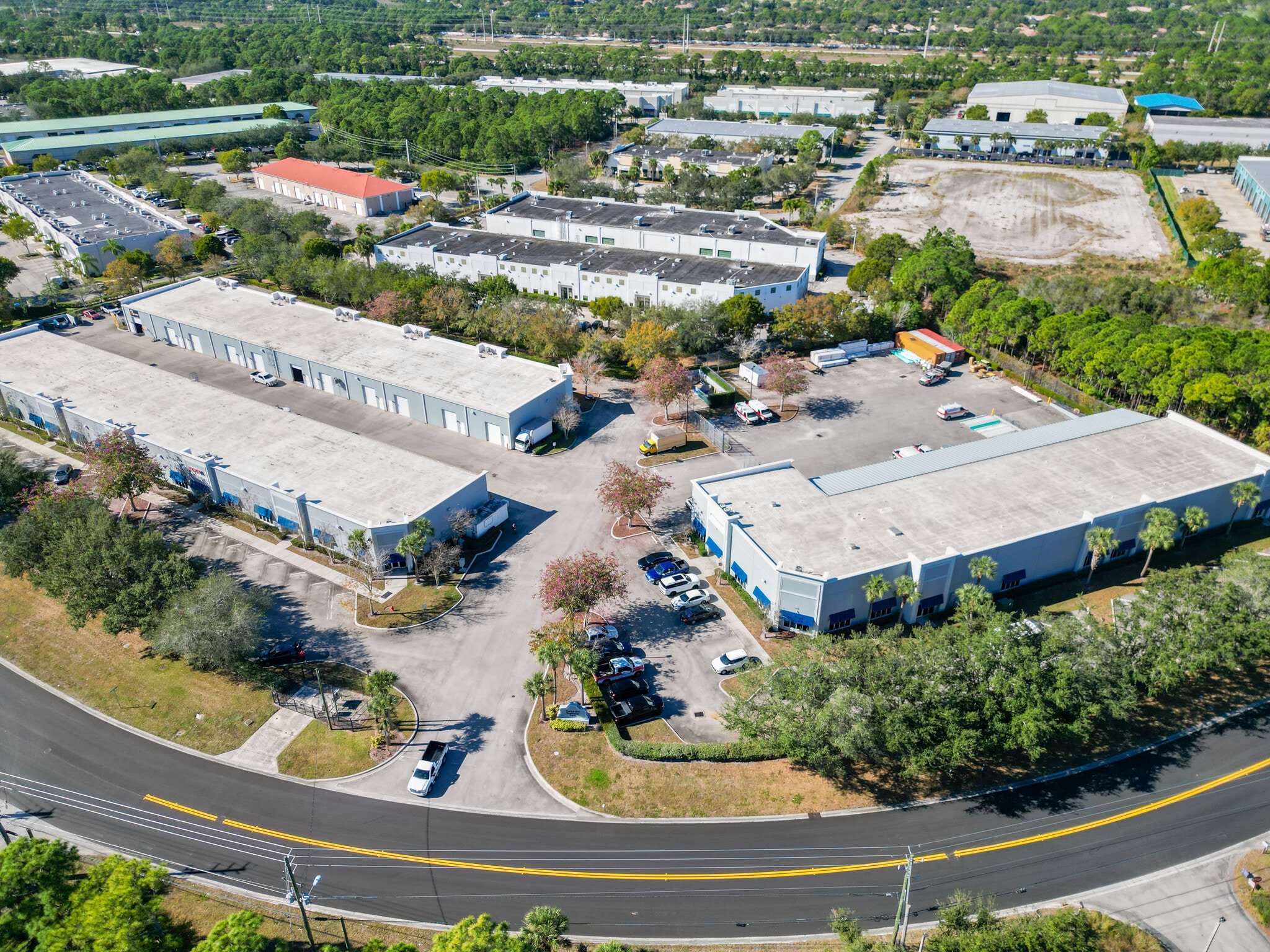 660 NW Enterprise Dr, Port Saint Lucie, FL à louer Photo du bâtiment- Image 1 de 10