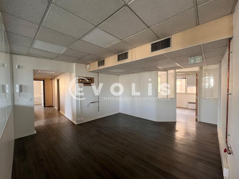 Office in Bordeaux for lease - Interior Photo - Image 2 of 7