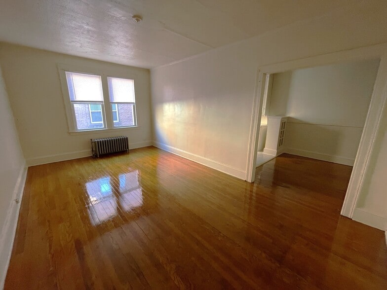 22 Evergreen Ave, Hartford, CT for sale - Interior Photo - Image 2 of 13