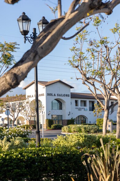 1746 S Victoria Ave, Ventura, CA à louer - Photo du bâtiment - Image 2 de 27