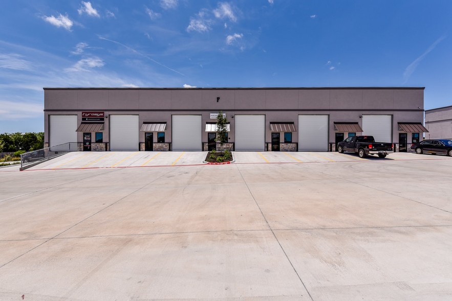 10921 E Crystal Falls Pkwy, Leander, TX for lease - Building Photo - Image 2 of 7