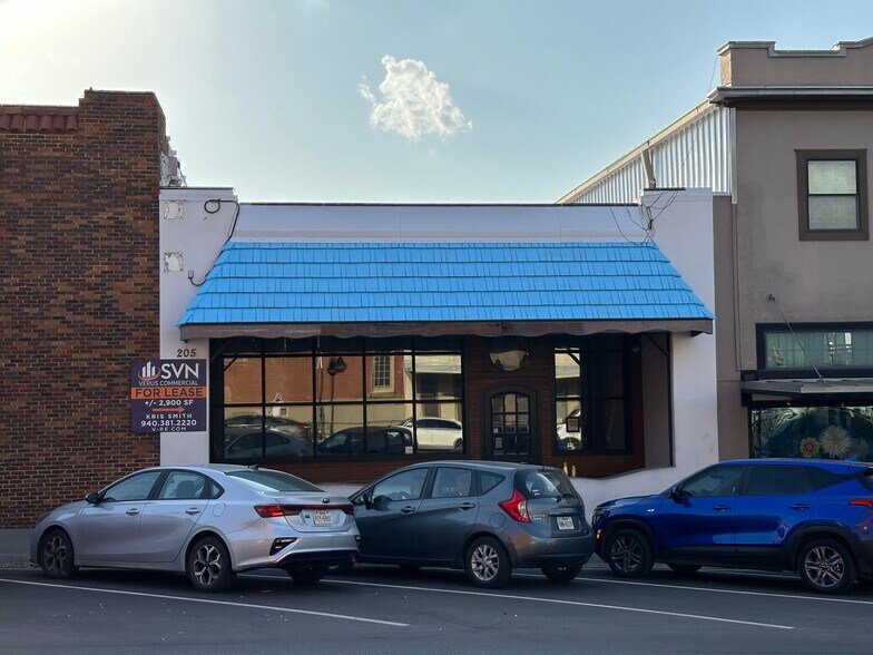 205 N Elm St, Denton, TX à louer - Photo du bâtiment - Image 1 de 5