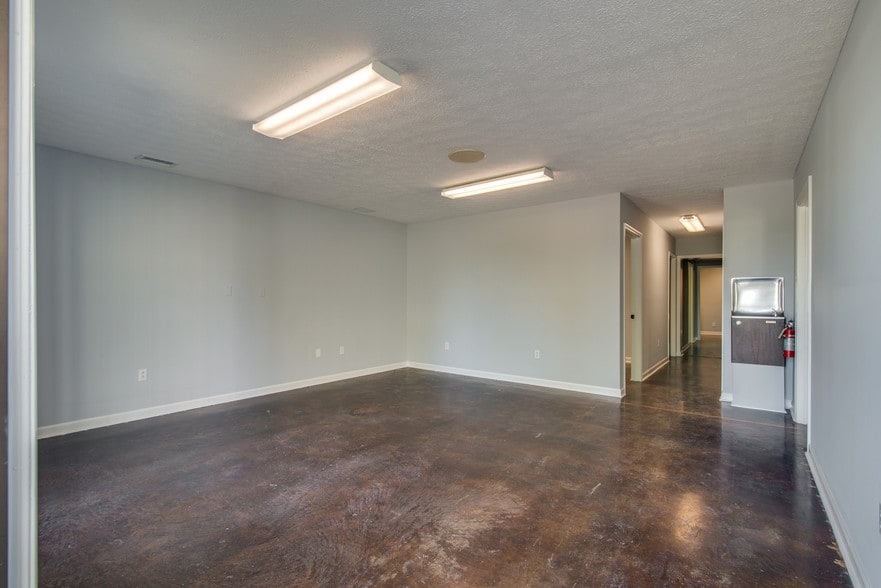 100 Mooreland Dr, Springfield, TN for lease - Interior Photo - Image 2 of 17