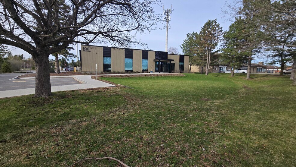 100 Terence Matthews Cres, Ottawa, ON à louer - Photo du bâtiment - Image 2 de 4