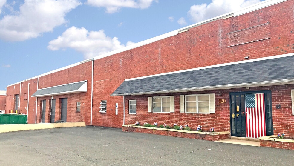 320 Camer Dr, Bensalem, PA for lease - Primary Photo - Image 1 of 4