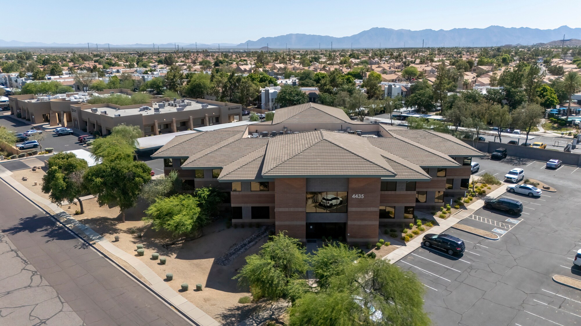 4435 E chandler Blvd, Phoenix, AZ à louer Photo du bâtiment- Image 1 de 14