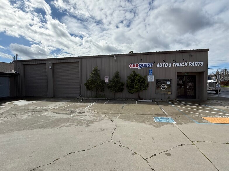 412 S Yosemite Ave, Oakdale, CA à vendre - Photo du bâtiment - Image 3 de 10