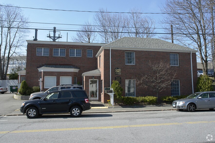 27 Pine St, New Canaan, CT à vendre - Photo du bâtiment - Image 3 de 24
