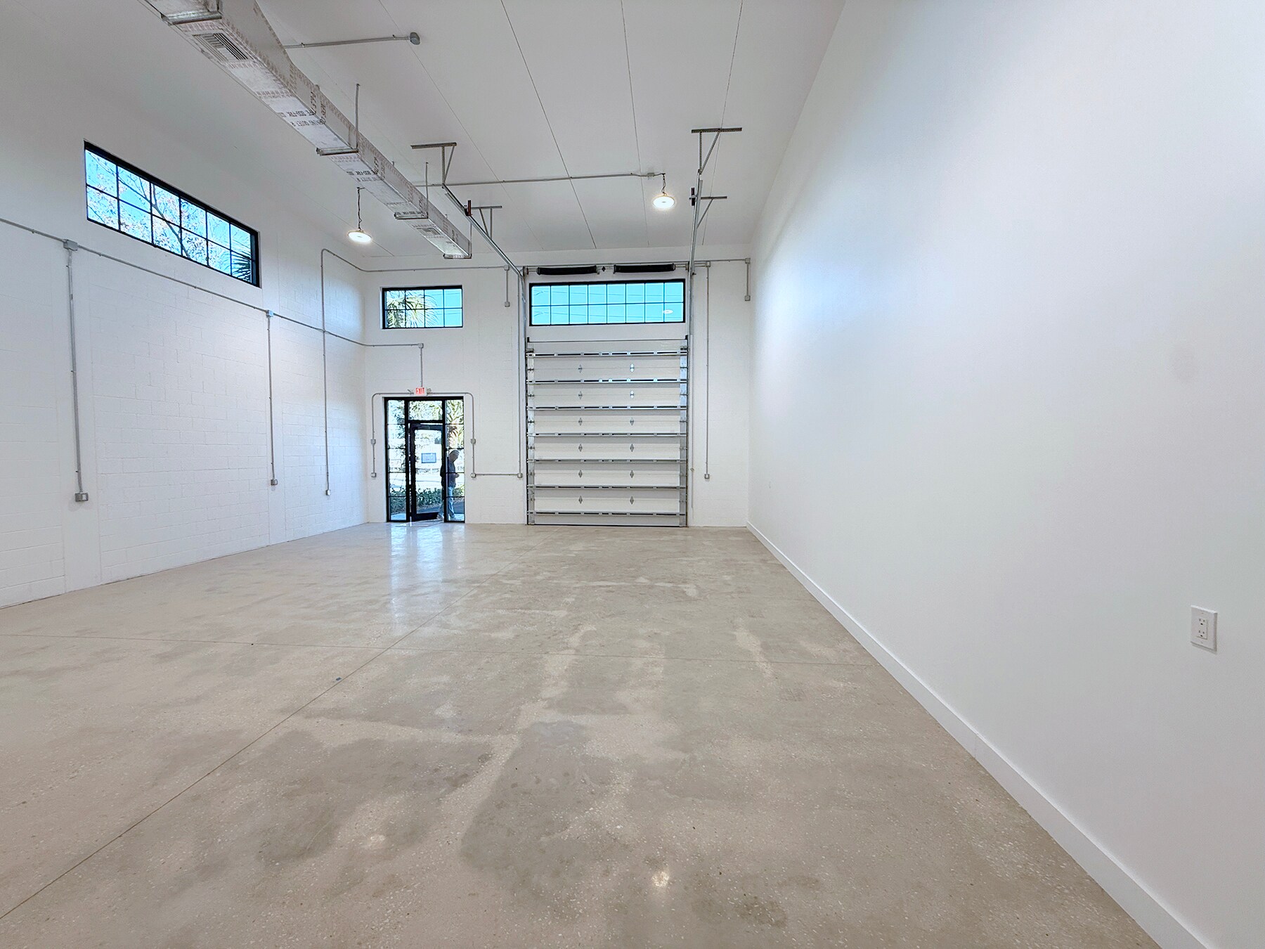 348 SE Florida St, Stuart, FL for lease Interior Photo- Image 1 of 4