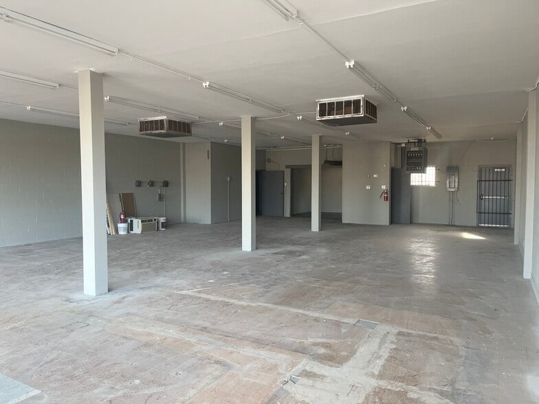 10814-10824 St Charles Rock Rd, Saint Ann, MO for lease - Interior Photo - Image 3 of 5