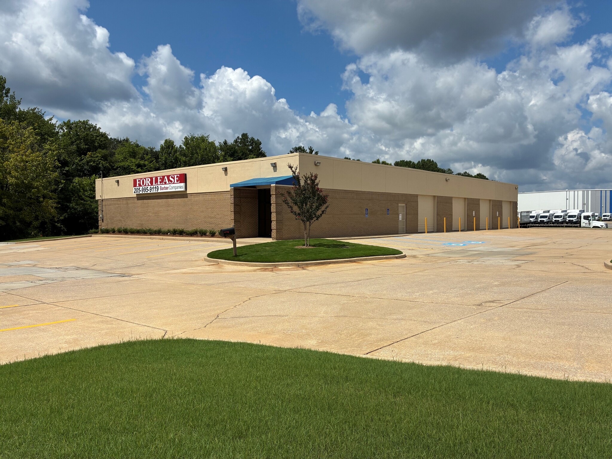 220 W Oxmoor Rd, Birmingham, AL for lease Building Photo- Image 1 of 9