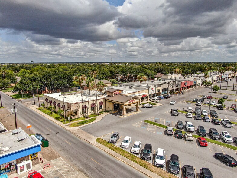 Town & Country Shopping Center portefeuille de 2 propriétés à vendre sur LoopNet.ca - Photo du bâtiment - Image 1 de 13