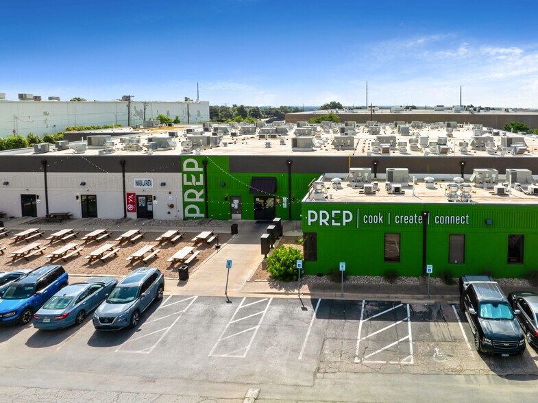 1300 E Anderson Ln, Austin, TX à louer - Photo du bâtiment - Image 3 de 28