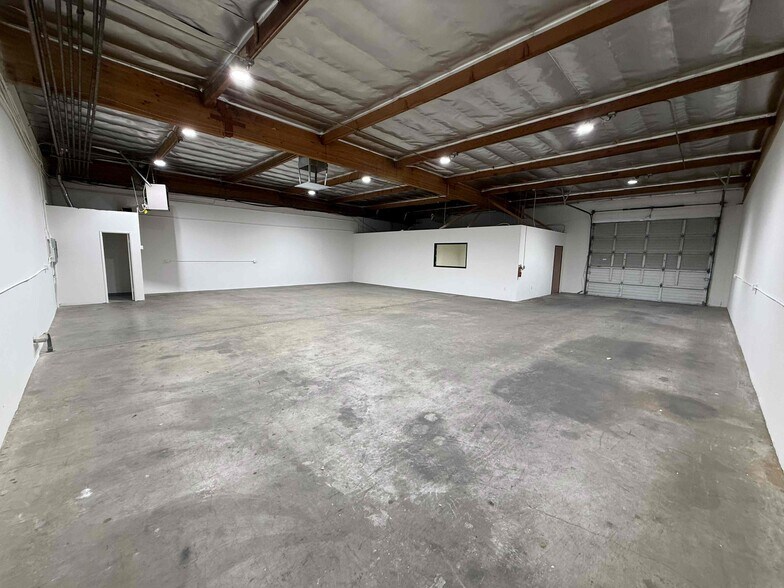 8100-8110 Remmet Ave, Canoga Park, CA à louer - Photo du bâtiment - Image 3 de 8