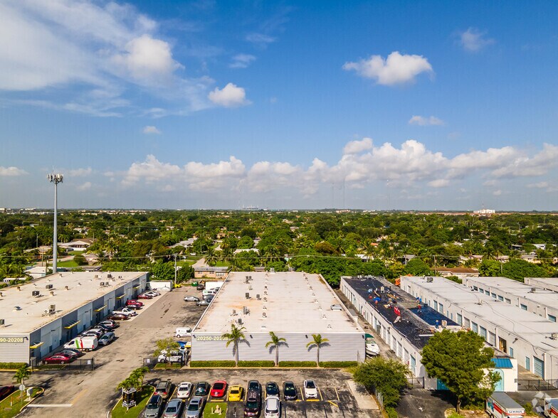 20250-20268 NE 15th Ct, Miami, FL à louer - Photo du bâtiment - Image 3 de 9