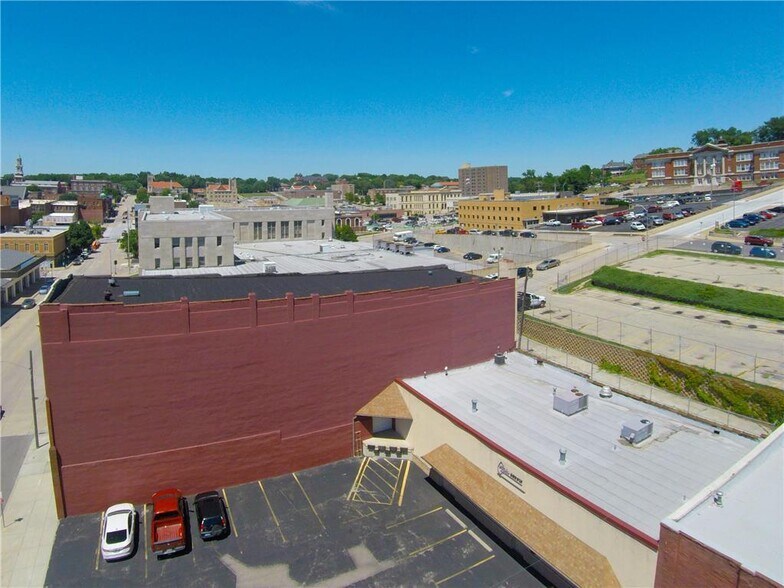 305 S 8th St, Saint Joseph, MO à vendre - Photo du bâtiment - Image 1 de 7