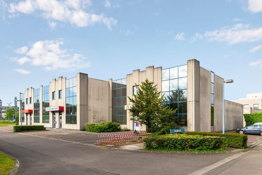 16-28 Rue Panicale, La Verrière for lease - Primary Photo - Image 1 of 3