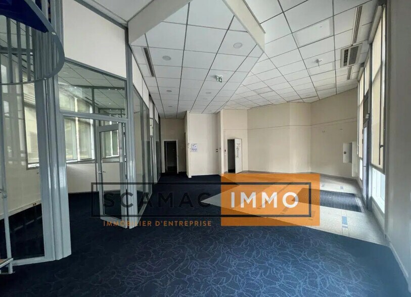 Retail in Saint-Denis for lease - Interior Photo - Image 1 of 4