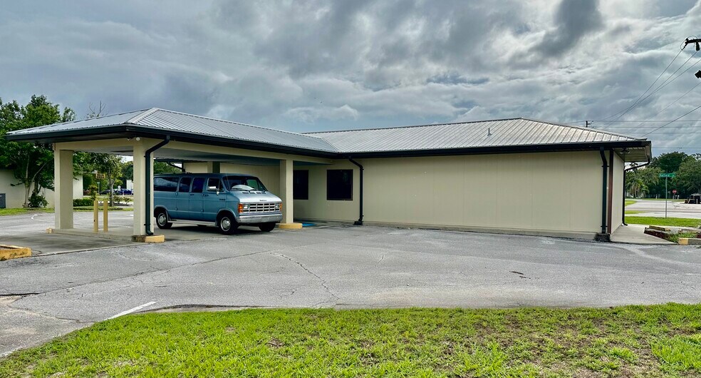 700 N Central Ave, Umatilla, FL à louer - Photo du bâtiment - Image 2 de 8