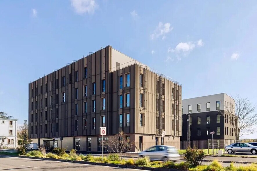 22 Avenue Jean Jaurès, Décines-Charpieu à vendre - Photo du bâtiment - Image 2 de 4