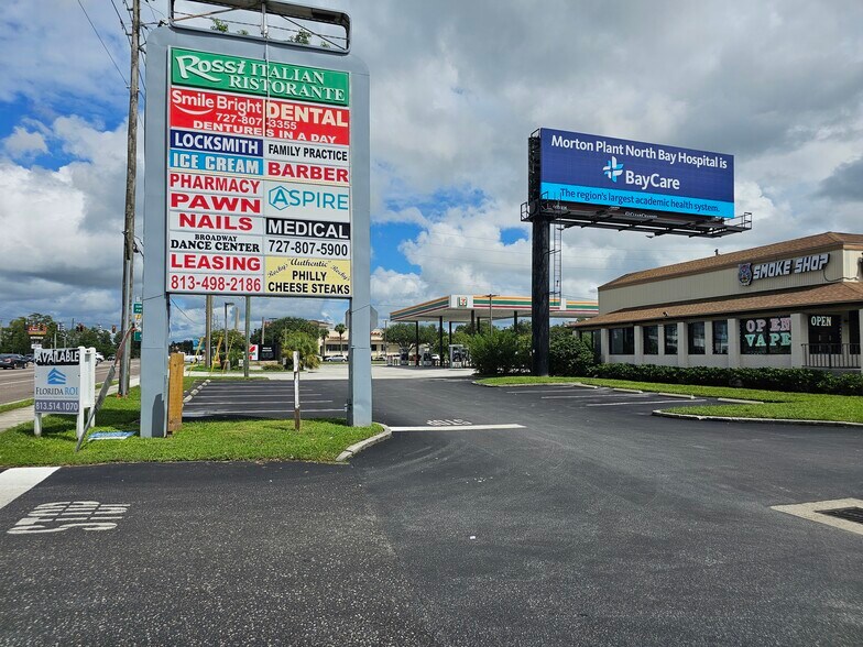 7268 54, New Port Richey, FL à louer - Photo du bâtiment - Image 2 de 8