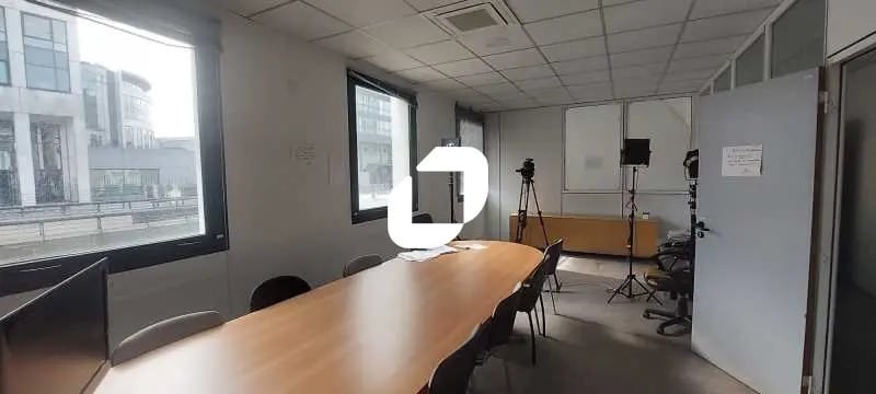 Office in Saint-Denis for lease - Interior Photo - Image 2 of 5