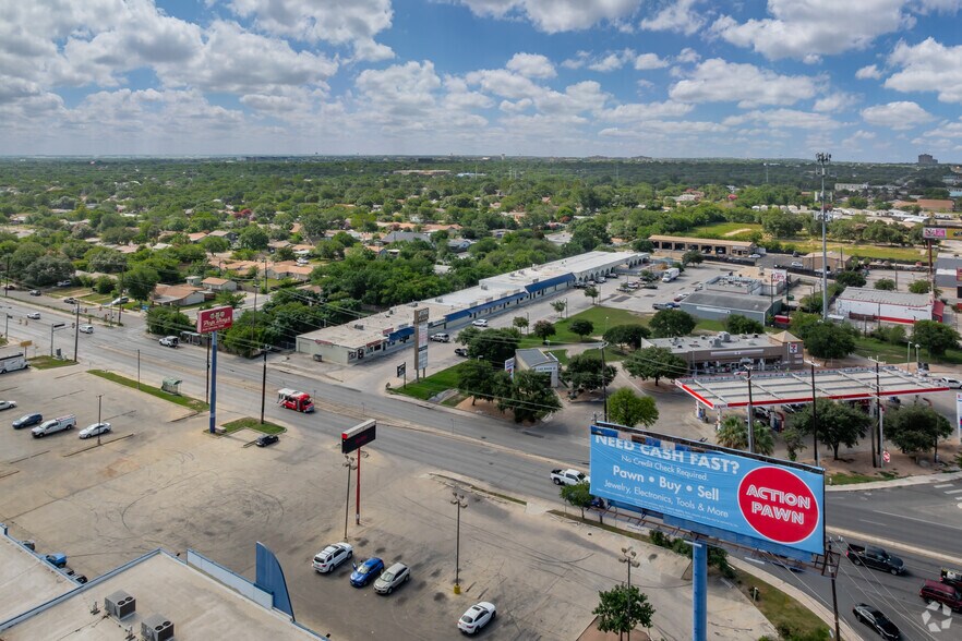 8117-8165 Latigo Plz, San Antonio, TX à louer - Photo du bâtiment - Image 3 de 10