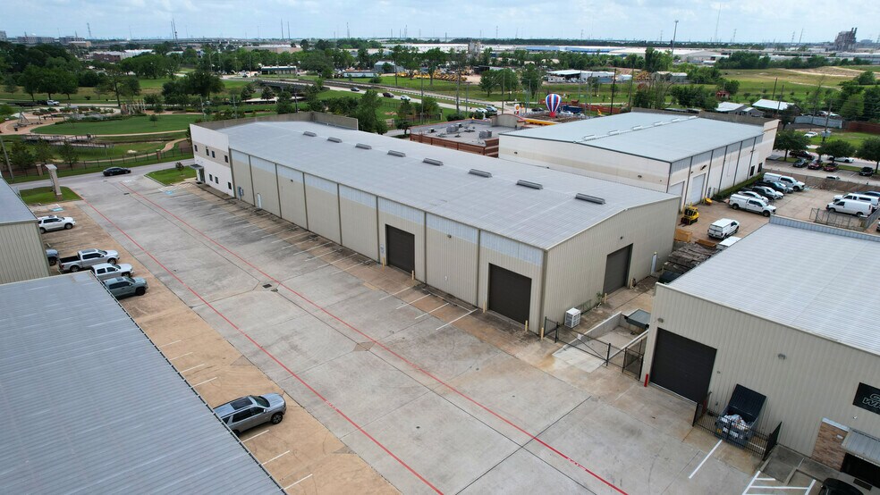 6834 Bourgeois Rd, Houston, TX à louer - Photo du bâtiment - Image 3 de 4